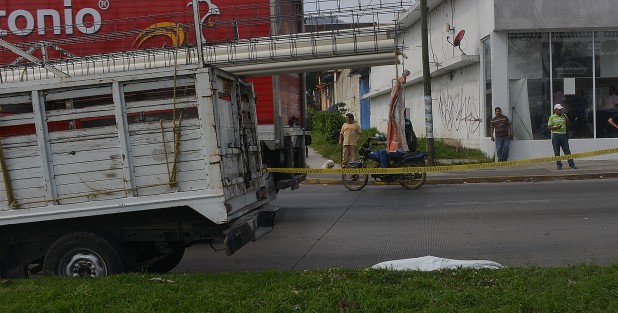 El hombre de nombre  Antonio Rafael Rocha, fue arrollado y arrastrado unos 25 metros por el vehículo de una empresa de artículos para la construcción, conducida por  el joven Alfredo N., quien nada pudo hacer para evitar impactar al hombre, que según testigos atravezó la transitada vía sin la debida precaución.  