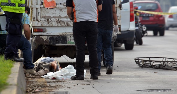 Un hombre de alrededor de 60 añosmurió atropellado en la avenida Lázaro Cárdenas, al ser arrollado por una camioneta. 