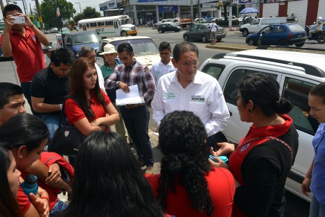El candidato a la alcaldía por Xalapa por el PRI, Alejandro Montano, recorrió el tianguis de chachara que se pone los días jueves sobre la calle Gildardo Avilés.Durante su recorrido platicó con los comerciantes y unos estudiantes la Escuela Normal, quienes le pidieron ayuda para un proyecto de la escuela. 