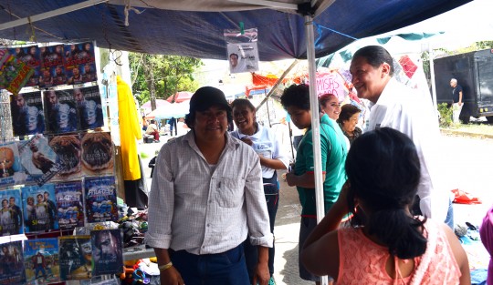 El candidato a la alcaldía por Xalapa por el PRI, Alejandro Montano, recorrió el tianguis de chachara que se pone los días jueves sobre la calle Gildardo Avilés.Durante su recorrido platicó con los comerciantes y unos estudiantes la Escuela Normal, quienes le pidieron ayuda para un proyecto de la escuela. 