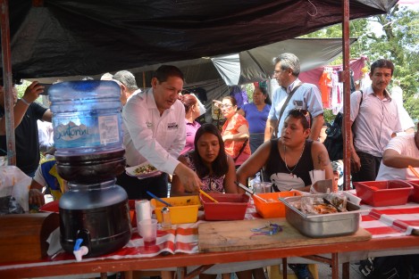 El candidato a la alcaldía por Xalapa por el PRI, Alejandro Montano, recorrió el tianguis de chachara que se pone los días jueves sobre la calle Gildardo Avilés.Durante su recorrido platicó con los comerciantes y unos estudiantes la Escuela Normal, quienes le pidieron ayuda para un proyecto de la escuela. 