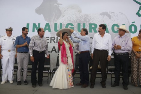 El gobernador del estado, Miguel Ángel Yunes Linares, coronó a la reina de la fiesta ganadera de Ylan Ylang 2017, Thalía Primera. El evento reunirá a los principales productores de ganado de Veracruz y otros estados de la República. 