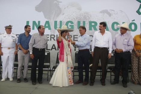 El gobernador del estado, Miguel Ángel Yunes Linares, coronó a la reina de la fiesta ganadera de Ylan Ylang 2017, Thalía Primera. El evento reunirá a los principales productoresde ganado de Veracruz y otros estados de la República.  