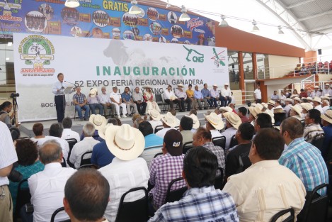  El nombre del auditorio de la asociación ganadera que en el sexenio anterior se llamó Javier Duarte Franco en honor al padre del exmandatario fue cubierto con una lona. 
