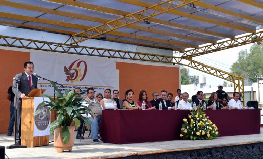 Durante la conmemoración de los 60 años de existencia de la Escuela Secundaria Técnica Industrial Número 3, el alcalde Américo Zúñiga Martínez recordó que esta institución no se forjó con ladrillos y varillas, sino con la férrea voluntad de dotar a la capital veracruzana de un instituto formador del futuro de la nación.