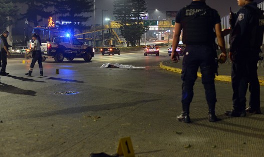 Un joven murió a escasos metros del puente peatonal de Plaza Crystal, según testigos de mortal accidente el muchacho fue atropellado por un veloz taxi cuando pretendía cruzar Lázaro Cárdenas.  Por desgracia ésta fue la segunda persona fallecida por atropellamiento este jueves y la tercera en ser atropellada sobre dicha avenida. 