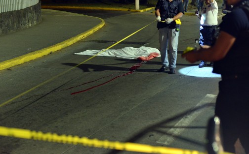 Un joven murió a escasos metros del puente peatonal de Plaza Crystal, según testigos de mortal accidente el muchacho fue atropellado por un veloz taxi cuando pretendía cruzar Lázaro Cárdenas.  Por desgracia ésta fue la segunda persona fallecida por atropellamiento este jueves y la tercera en ser atropellada sobre dicha avenida.  