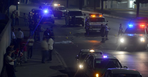 Un joven murió a escasos metros del puente peatonal de Plaza Crystal, según testigos de mortal accidente el muchacho fue atropellado por un veloz taxi cuando pretendía cruzar Lázaro Cárdenas.  Por desgracia ésta fue la segunda persona fallecida por atropellamiento este jueves y la tercera en ser atropellada sobre dicha avenida. 