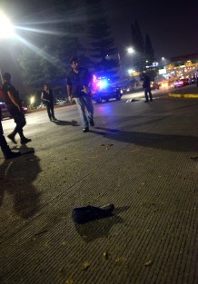 Un joven murió a escasos metros del puente peatonal de Plaza Crystal, según testigos de mortal accidente el muchacho fue atropellado por un veloz taxi cuando pretendía cruzar Lázaro Cárdenas.  Por desgracia ésta fue la segunda persona fallecida por atropellamiento este jueves y la tercera en ser atropellada sobre dicha avenida. 
