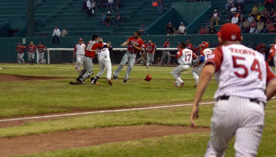 En un partido donde hubo hasta conatos de bronca y narices rotas, los Rojos del Águila blanquearon en el parque Deportivo Colón, de Xalapa,a los Bravos de León 3-0, para quedarse con la serie por limpia. 
