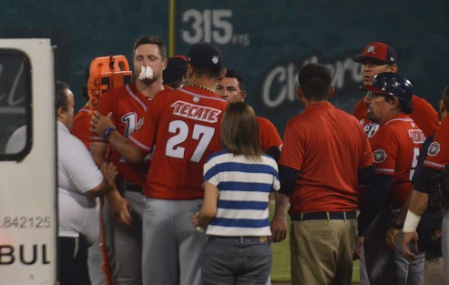 En un partido donde hubo hasta conatos de bronca y narices rotas, los Rojos del Águila blanquearon en el parque Deportivo Colón, de Xalapa,a los Bravos de León 3-0, para quedarse con la serie por limpia.  