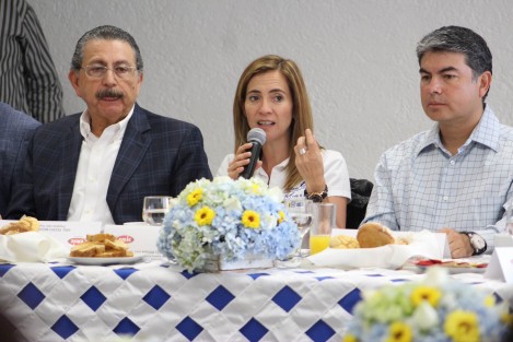 Continuando con su campaña, la candidata a la alcaldía de Xalapa por la Coalición PAN-PRD Ana Miriam Ferráez, se reunió con integrantes de la CMIC Xalapa para presentarles sus propuestas de trabajo de llegar a obtener el cargo. 