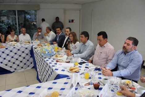 Continuando con su campaña, la candidata a la alcaldía de Xalapa por la Coalición PAN-PRD Ana Miriam Ferráez, se reunió con integrantes de la CMIC Xalapa para presentarles sus propuestas de trabajo de llegar a obtener el cargo. 