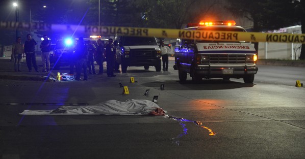 Un joven murió a escasos metros del puente peatonal de Plaza Crystal, según testigos de mortal accidente el muchacho fue atropellado por un veloz taxi cuando pretendía cruzar Lázaro Cárdenas. Por desgracia ésta fue la segunda persona fallecida por atropellamiento este jueves y la tercera en ser atropellada sobre dicha avenida. 