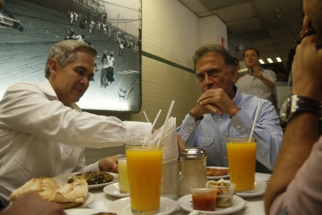 El jefe de gobierno de la Ciudad de México, Miguel Ángel Mancera, se reunió con el gobernador del estado, Miguel Ángel Yunes Linares, previo a la firma de convenio del programa de salud <em>Médico en tu Casa</em>.