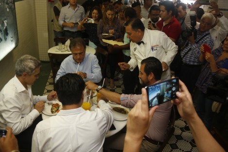 El jefe de gobierno de la Ciudad de México, Miguel Ángel Mancera, se reunió con el gobernador del estado, Miguel Ángel Yunes Linares, previo a la firma de convenio del programa de salud <em>Médico en tu Casa</em>.