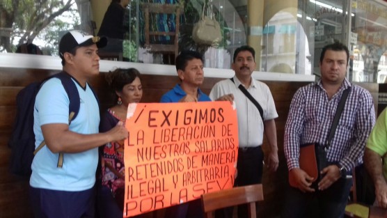Maestros denunciaron en Xalapa retraso en el pago de sus salarios y prestaciones esto por no haberse evaluado conforme a la Reforma Educativa, ya que no recibieron la notificación, aseguraron. 