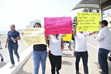 Alumnos de la Universidad Pedagógica Nacional se manifestaron para que la carrera de Licenciatura en Educación que ellos cursaron, sea reconocida por la Secretaría de Educación de Veracruz y de esta manera puedan competir por una plaza en el sector magisterial. 