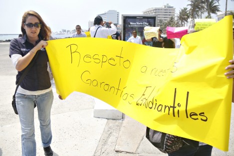 Alumnos de la Universidad Pedagógica Nacional se manifestaron para que la carrera de Licenciatura en Educación que ellos cursaron, sea reconocida por la Secretaría de Educación de Veracruz y de esta manera puedan competir por una plaza en el sector magisterial. 