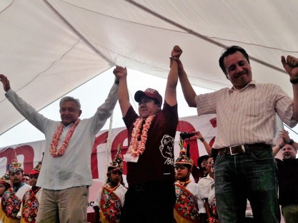 El presidente Nacional del Partido Morena, Andrés Manuel López Obrador, recorriendo la zona Totonaca como parte de su gira, presentando su conferencia sobre la <em>Situación socioeconómica y política de México</em>; acompañado por los diputados federales Cuitláhuac García Jiménez, Norma Hernández y Rocío Nahle. 