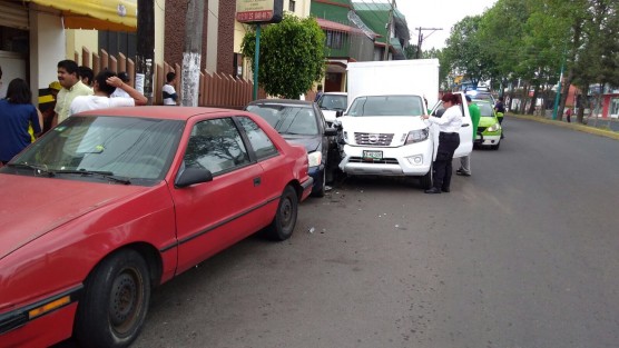 Aproximadamente a la 17:00 horas se registró un accidente en la avenida Ruiz Cortines, en el que chocaron dos vehículos, afectando a otros estacionados. En el incidente dos personas resultaron lesionadas.