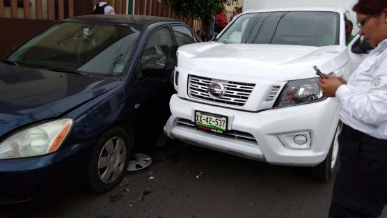 Aproximadamente a la 17:00 horas se registró un accidente en la avenida Ruiz Cortines, en el que chocaron dos vehículos, afectando a otros estacionados. En el incidente dos personas resultaron lesionadas.