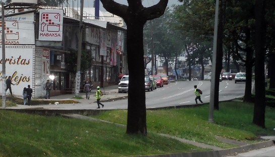 A pesar de los múltiples accidentes, algunos fatales, ocurridos en los días recientes, las personas continúan pasando la avenida Lázaro Cárdenas  por donde se les pega la gana, poniendo en riesgo su vida, y en aprieto a los conductores.