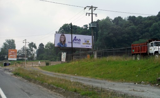 Mientras algunos candidatos no cuentan con recursos para promocionarse, a otros les falta espacio para colocar la suya, al grado que ptan por promocioarse en municipios vecinos al suyo. 