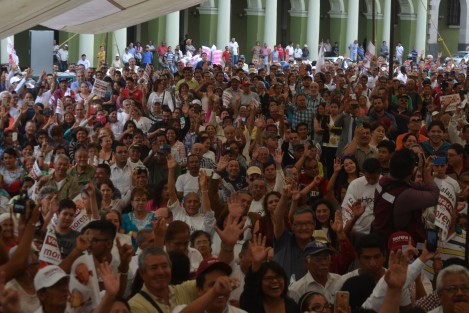 A diferencia de su visita anterior, los seguidores de Morena que acudieron al mitin con AMLO, sólo llenaron la Plaza Lerdo, sin ocupar calles aledañas. Horas antes visitó Perote y Coatepec. 