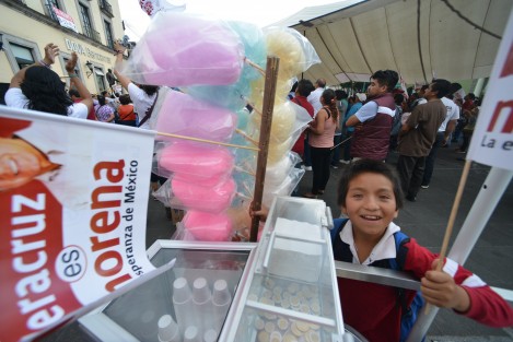 Como en todas las concentraciones de MORENA, no hubo ni playeras si paraguas gratis, pero sí muchos vendedores.