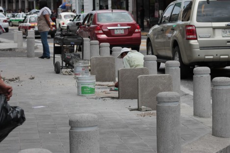 Aprovechando el fin de semana, se realizan modificaciones a la recién inaugurada calle Primo Verdad. En la pestaña sobre Zamora se colocan bancas. 