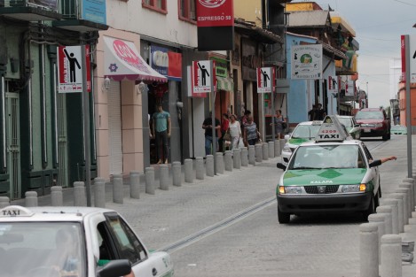 En la calle Primo Verdad se colocaron señales para invitar a los peatones a pedir el paso a los vehículos con sólo levantar la mano, y a los conductores a cederles el paso. Desgraciadamente tal medida no ha sido adoptada por ninguno de los dos grupos. 