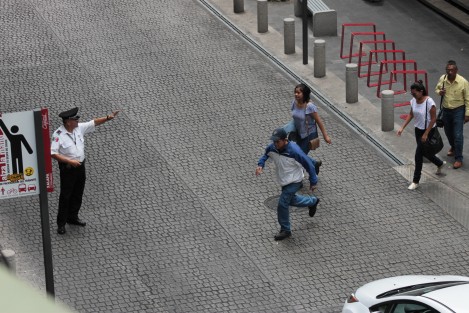 Pese a los señalamientos para dar preferencia al peatón en la calle Zaragoza, los peatones no se fían y esperan que el agente se digne detener los autos para que puedan cruzar.