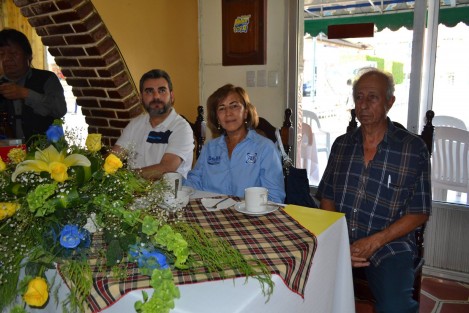 La Coalición PAN-PRD en Tlapacoyan pareciera que tienen a dos candidatos a la alcaldía, debido a que quien fue registrada como candidata no levanta en el agrado y en la intención del voto de los ciudadanos, por ello se ha atrevido a llevar de la mano a Enrique López de León. 