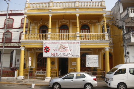 La sección 19 del Sindicato Nacional Democrático de los Trabajadores de la Secretaría de Cultura, colocó lonas con protestas en la fachada del edificio de la delegación INAH Veracruz, por la creación de un nuevo reglamento laboral al que tendrán que sujetarse los empleados de la recién creada Secretaría de Cultura. 