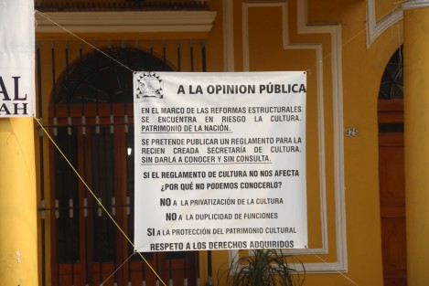 La sección 19 del Sindicato Nacional Democrático de los Trabajadores de la Secretaría de Cultura, colocó lonas con protestas en la fachada del edificio de la delegación INAH Veracruz, por la creación de un nuevo reglamento laboral al que tendrán que sujetarse los empleados de la recién creada Secretaría de Cultura.  