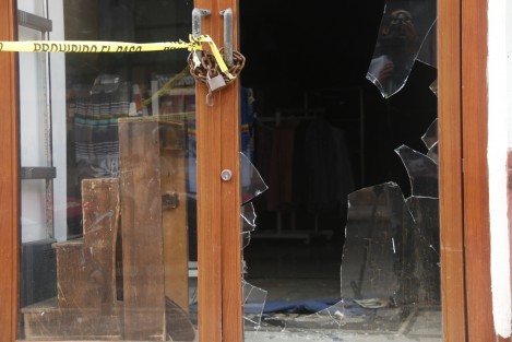 Una tienda departamental del centro histórico de la ciudad de Veracruz, fue saqueada durante la madrugada de este lunes. Los delincuentes utilizaron un block de concreto para romper una de las puertas y entrar al almacén. El alcalde de la ciudad informó, más tarde, que un par de sujetos fueron detenidos por estos hechos.
