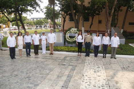 El ayuntamiento de Veracruz realizó el depósito de ofrendas florales en la Plaza del Magisterio y otra en el parque Ciriaco Vásquez para conmemorar el Día del Maestro. A los eventos acudieron el cuerpo edilicio y maestros jubilados de la ciudad de Veracruz.