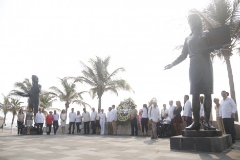 El ayuntamiento de Veracruz realizó el depósito de ofrendas florales en la Plaza del Magisterio y otra en el parque Ciriaco Vásquez para conmemorar el Día del Maestro. A los eventos acudieron el cuerpo edilicio y maestros jubilados de la ciudad de Veracruz.