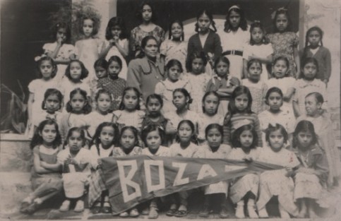 La maestra Micaela con uno de sus grupos en la Escuela Primaria Manuel de Boza, a principios de los años 50s. 