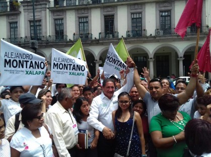 Tras el debate organizado por el OPLE entre los candiadatos a la alcaldía de Xalapa, el candidato del PRI-PVEM celebró con sus seguidores en el parque Juárez. 