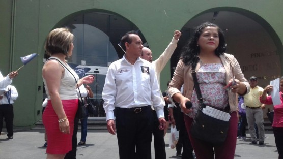 El candidato neoindependiente Antonio Luna también celebró su triunfo en el debate con madres solteras y diabéticos.  