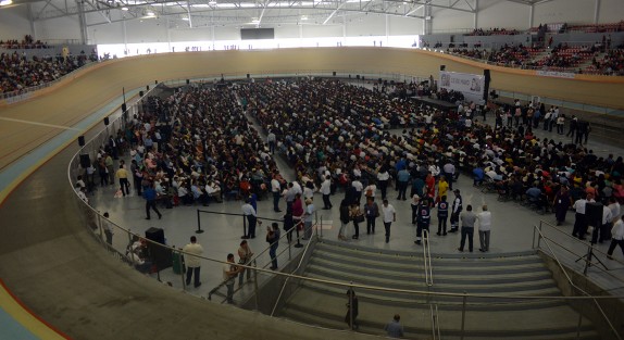 El Velódromo de Xalapa sirvió de recinto para el festejo del Día del Maestro, donde se hizo entrega de reconocimiento a mentores por sus años de servicio. 