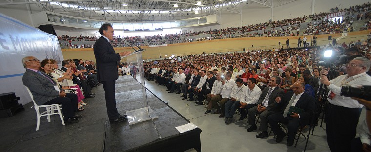 Entre reclamos y chiflidos de parte de los profesores, el gobernador Miguel Ángel Yunes Linares festejó en el Velódromo de Xalapa a los profesores en su día. 