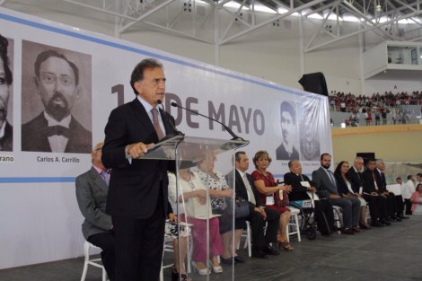 Cientos de maestros arribaron al velódromo para celebrar a los docentes en su día, a donde asistió el mandatario veracruzano Miguel Ángel Yunes Linares; sin embargo, la espera y la mala organización hizo que muchos de ellos terminaran molestos por la larga espera al  ingresar al recinto deportivo.