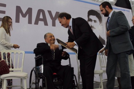 Cientos de maestros arribaron al velódromo para celebrar a los docentes en su día, a donde asistió el mandatario veracruzano Miguel Ángel Yunes Linares; sin embargo, la espera y la mala organización hizo que muchos de ellos terminaran molestos por la larga espera al  ingresar al recinto deportivo.