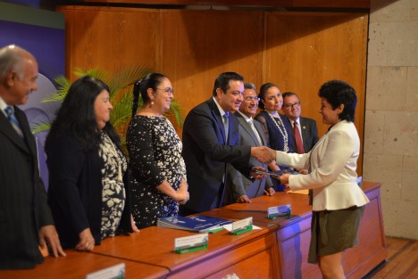 En el marco de la celebración del Día del Maestro, la Universidad Veracruzana entregó el premio Decano 2017 a 6 distinguidos académicos. En el evento realizado  en el MAX, acompañó a las autoridades universitarias y de Gobierno, el alcalde de Xalapa , Américo Zúñiga.