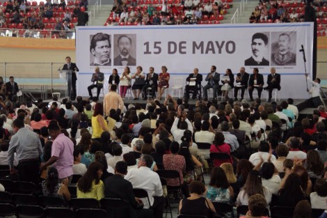 Entre reclamos y chiflidos de parte de los profesores, el gobernador Miguel Ángel Yunes Linares festejó en el Velódromo de Xalapa a los profesores en su día. Cientos de maestros arribaron a la cita, sin embargo, la espera y la mala organización hizo que muchos de ellos terminaran molestos por la larga espera al ingresar al recinto, a más de los reclamos  por falta de pago de prestaciones.