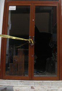 Una tienda departamental del centro histórico de la ciudad de Veracruz, fue saqueada durante la madrugada de este lunes. Los delincuentes utilizaron un block de concreto para romper una de las puertas y entrar al almacén. El alcalde de la ciudad informó, más tarde, que un par de sujetos fueron detenidos por estos hechos.