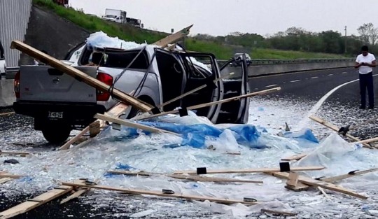 Vidrios que transportaba un tráiler sobre el puente La Bocana en el libramiento a Plan del Río, cayeron sobre una camioneta donde viajaban 3 personas, dos de la tercera edad, quienes resultaron con cortaduras, por lo que debieron ser trasladadas al hospital.